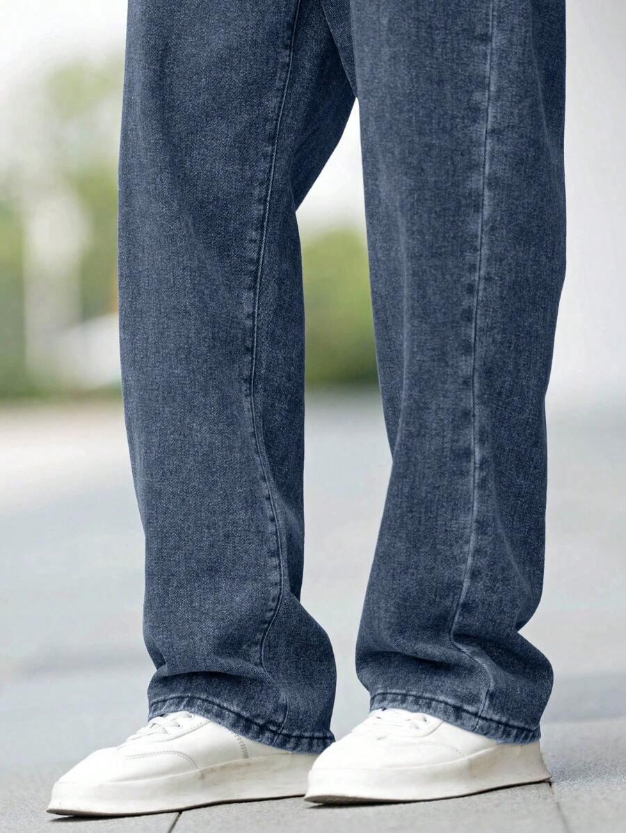 niebieskie spodnie jeans 