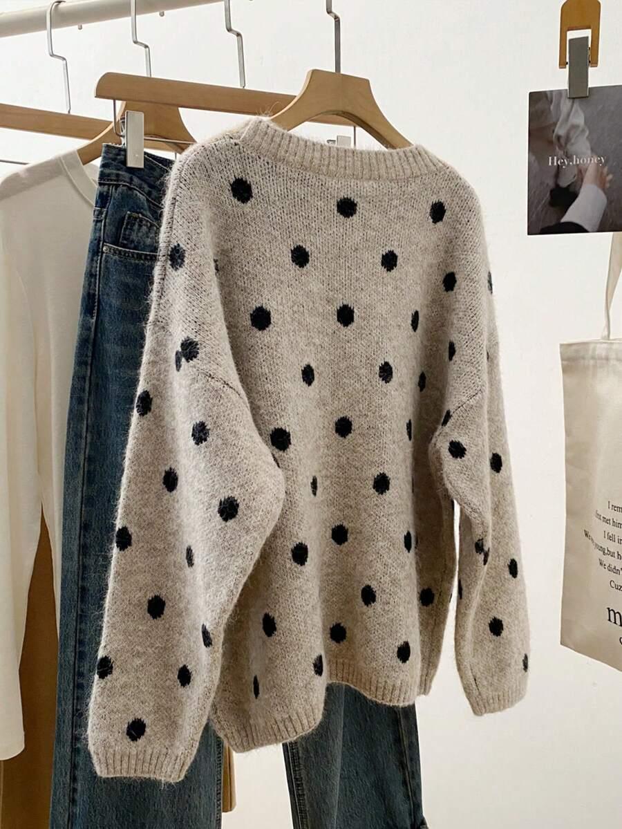 beżowy sweter groszki