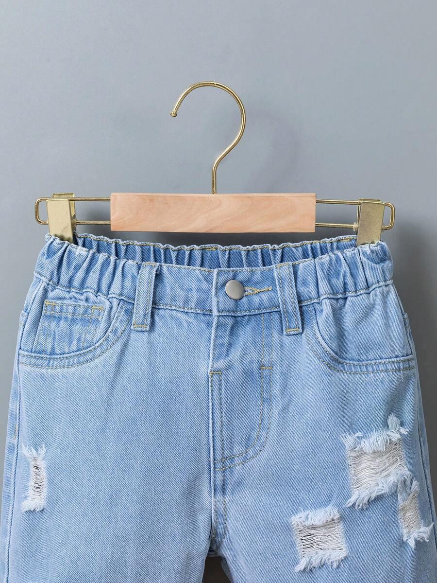 niebieskie spodenki jeans