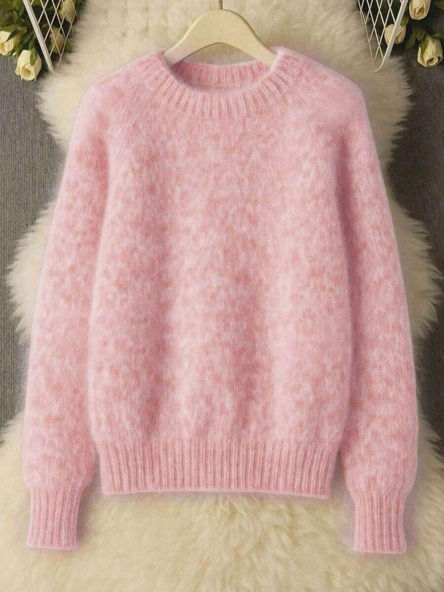 różowy sweter z długim rękawem