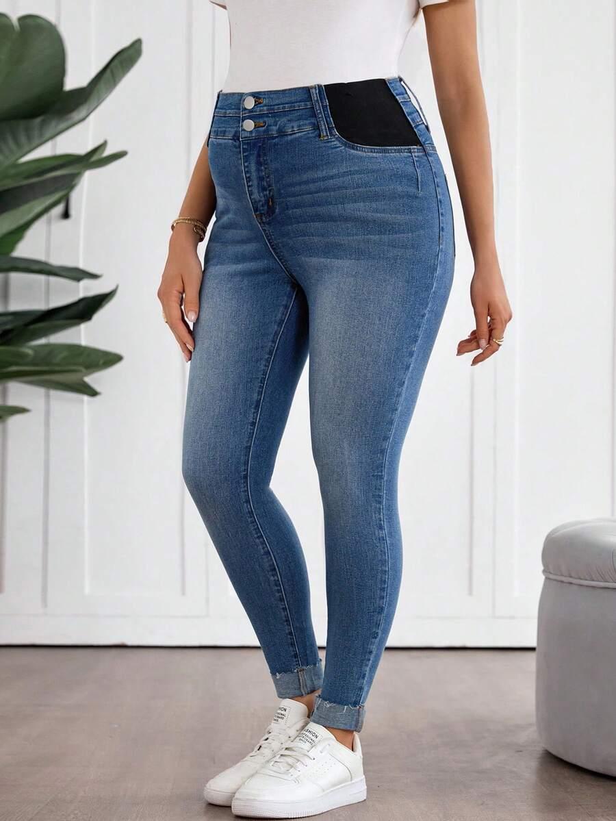 niebieskie spodnie jeans