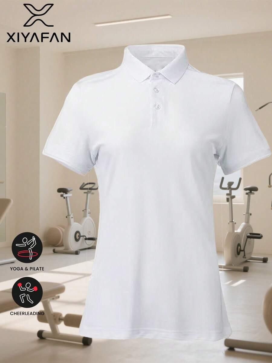 białą koszulka polo 