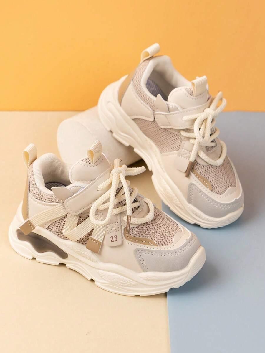 sznurowane buty sportowe