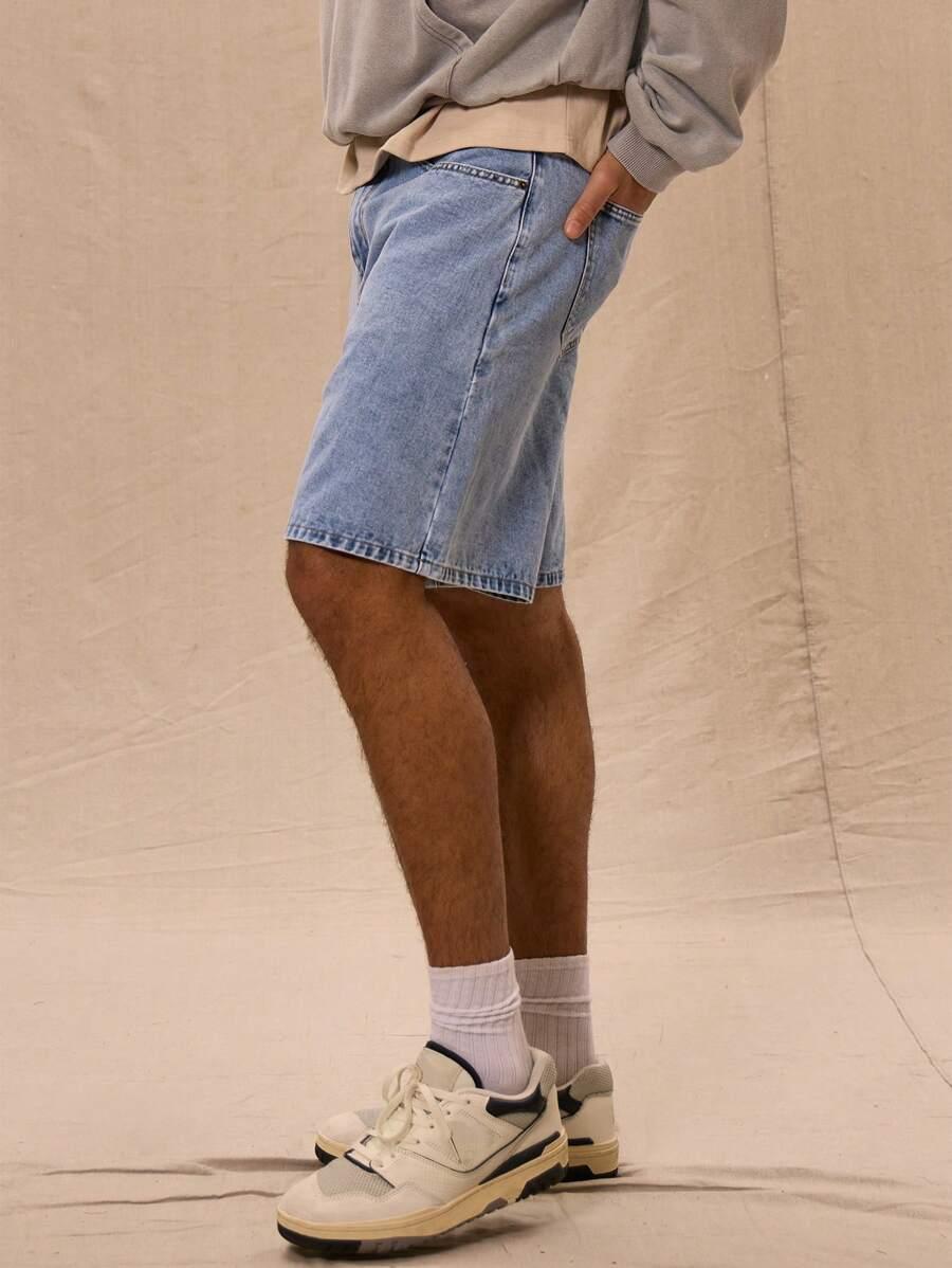niebieskie spodenki jeans