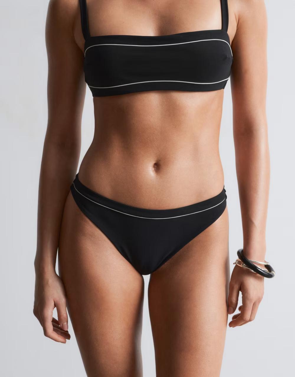 CZARNY DÓŁ OD BIKINI kontrast