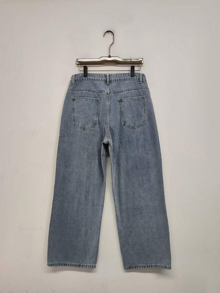 niebieskie spodnie jeans