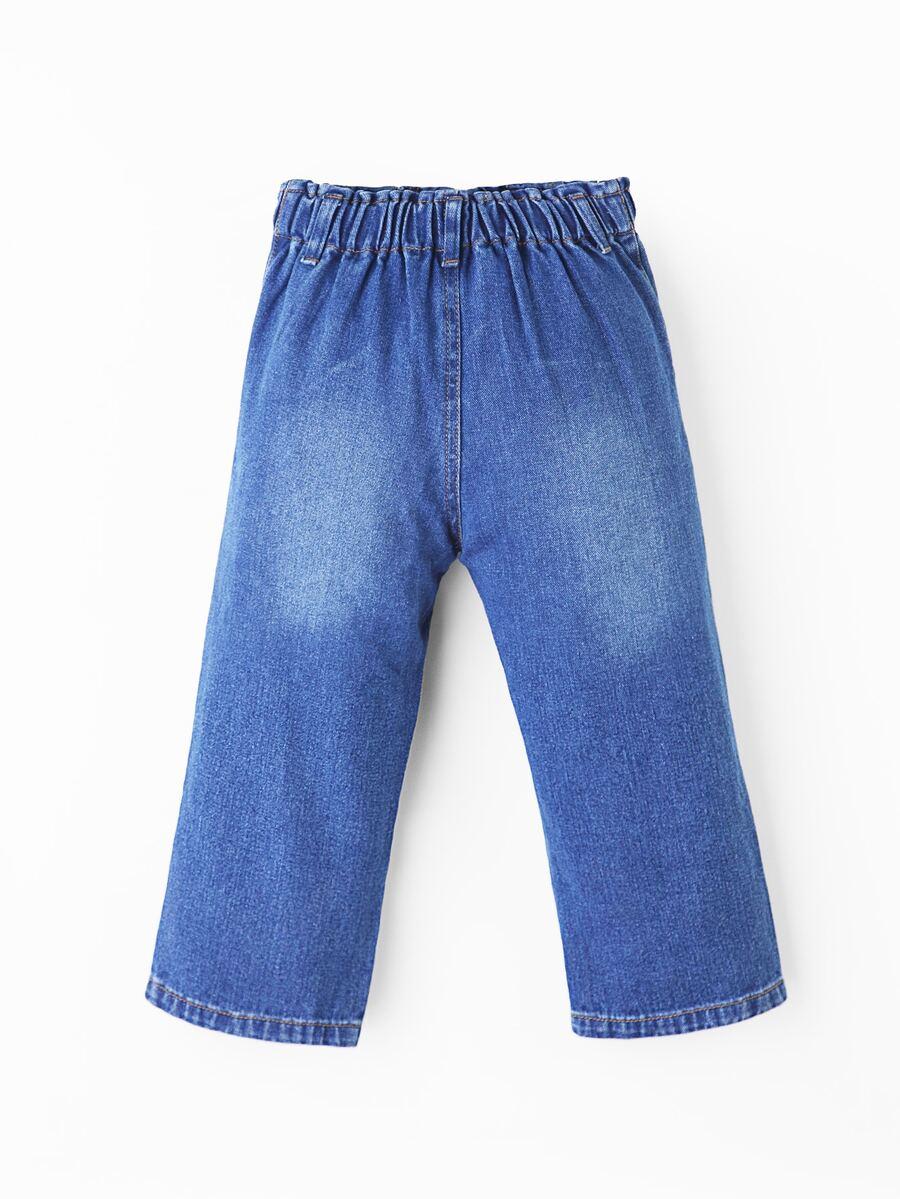 niebieskie spodnie jeans 