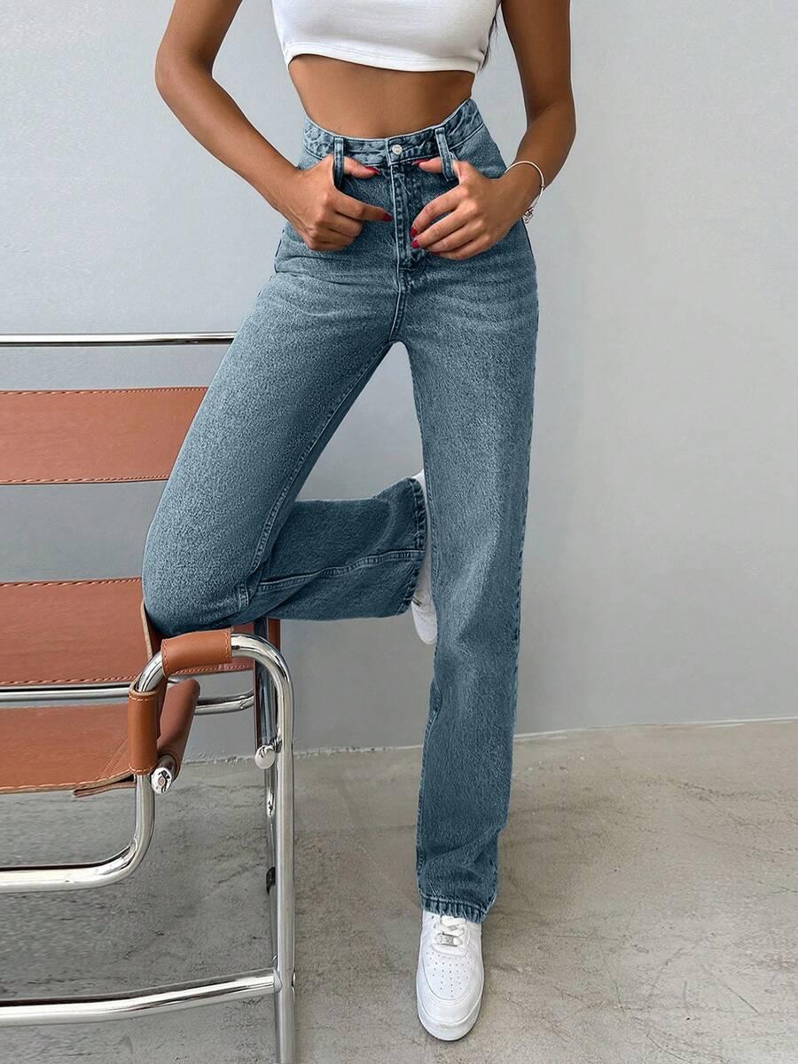 niebieskie spodnie jeans