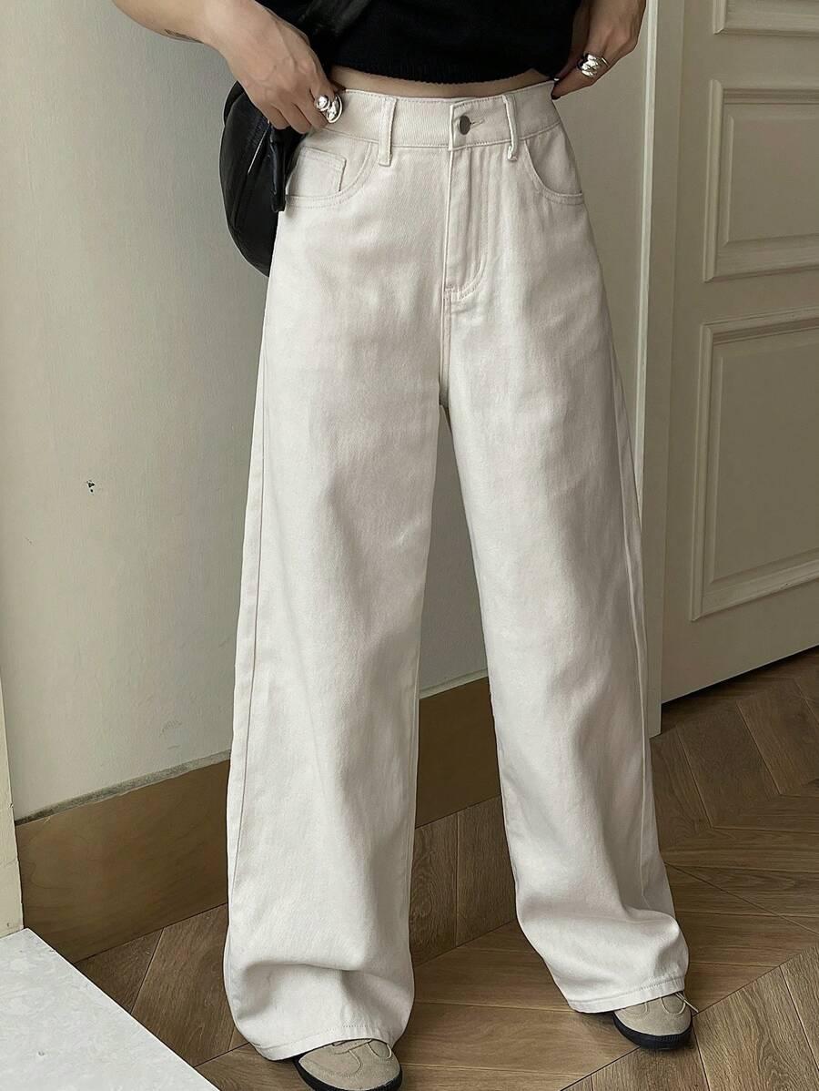 beżowe spodnie jeans