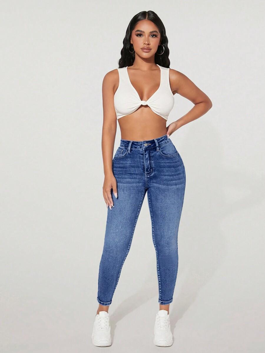 niebieskie spodnie jeans rurki