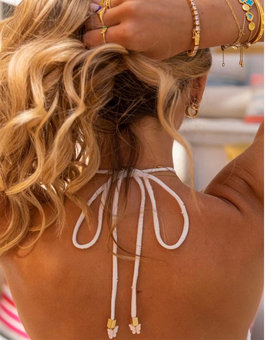 biała góra od bikini