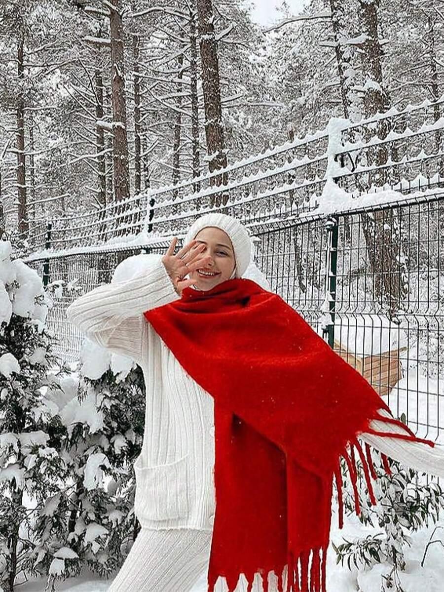 czerwony szalik frędzle