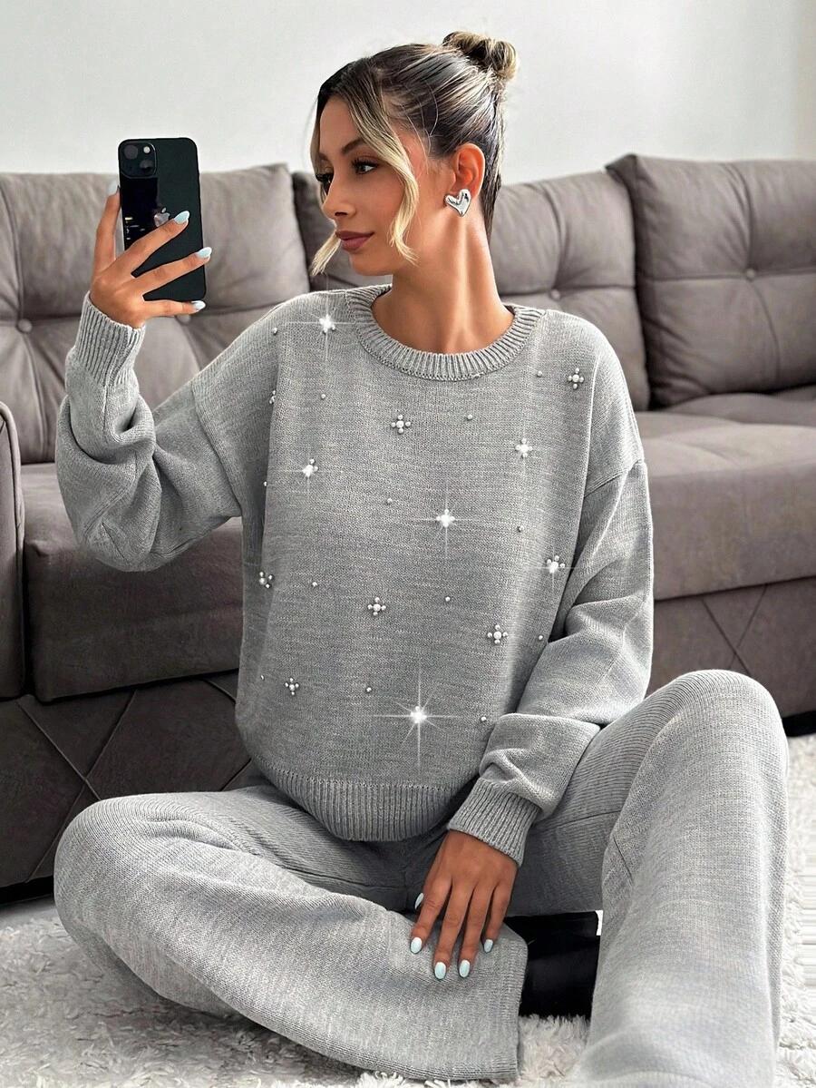szary komplet sweter spodnie zdobienie
