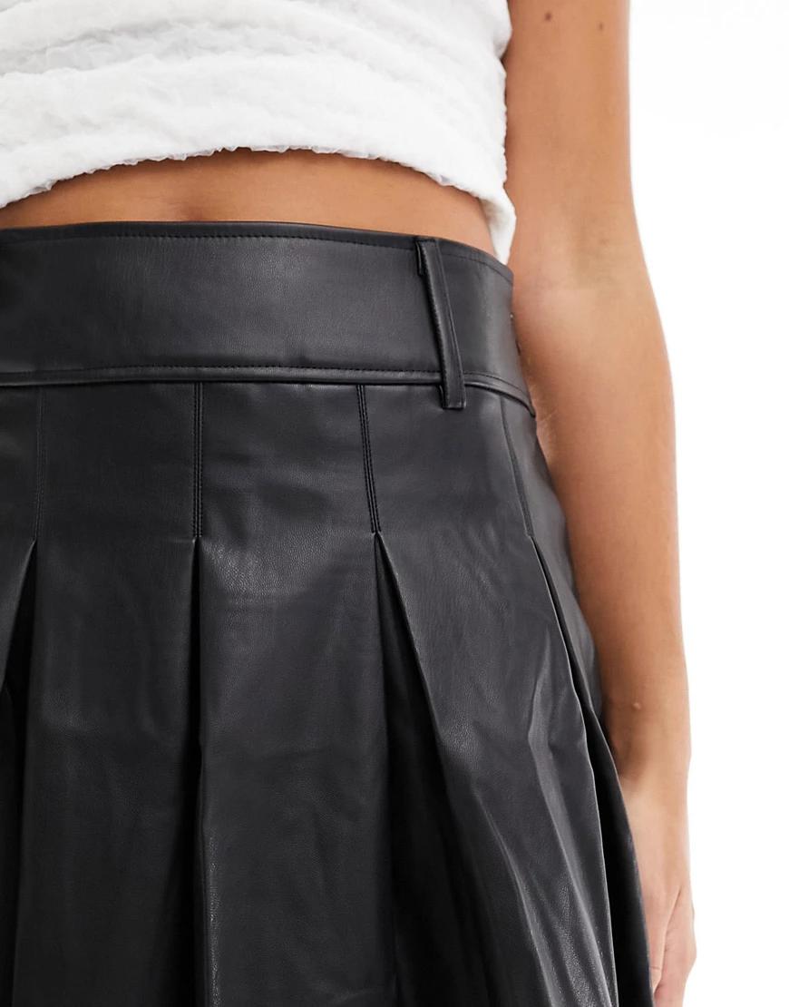 czarna plisowana mini spódnica eksokóra