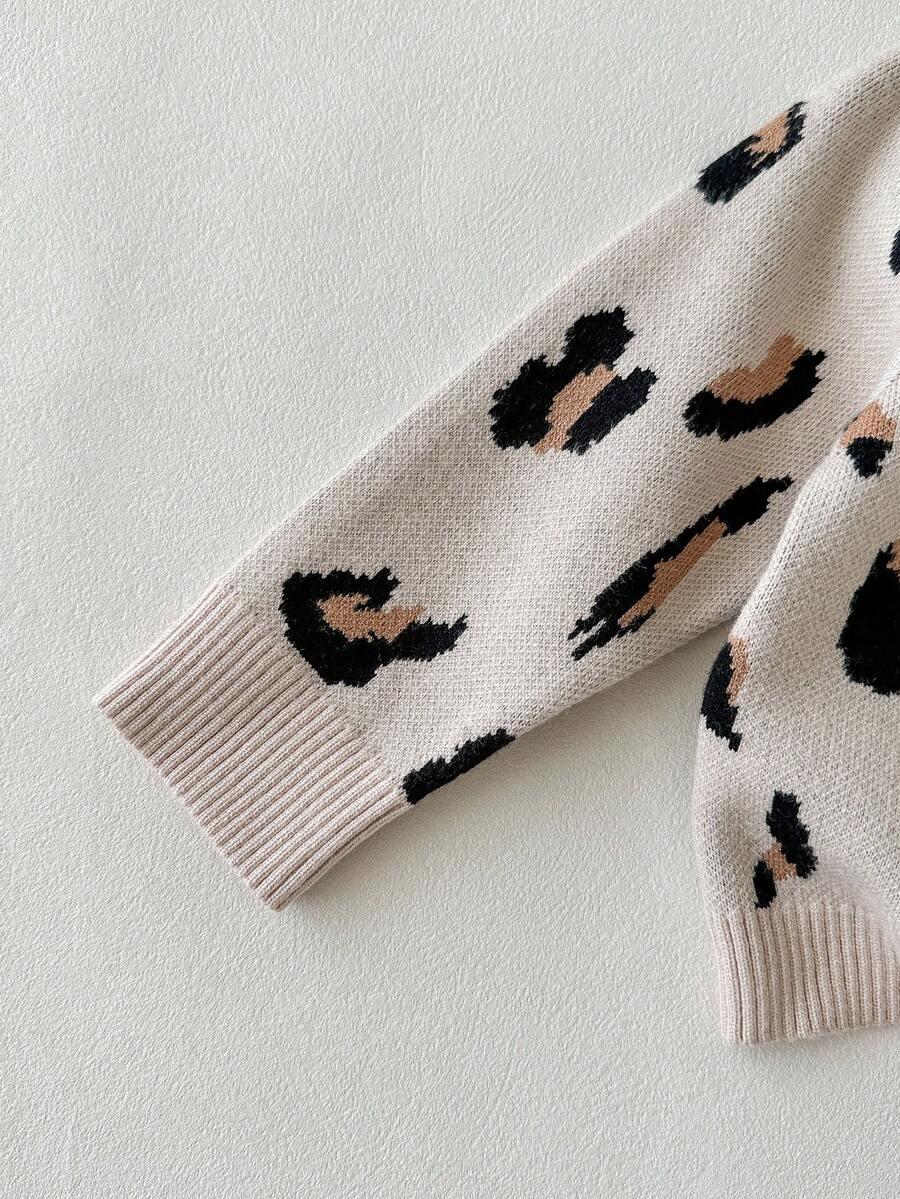 sweter zapinany wzór zwierzęcy