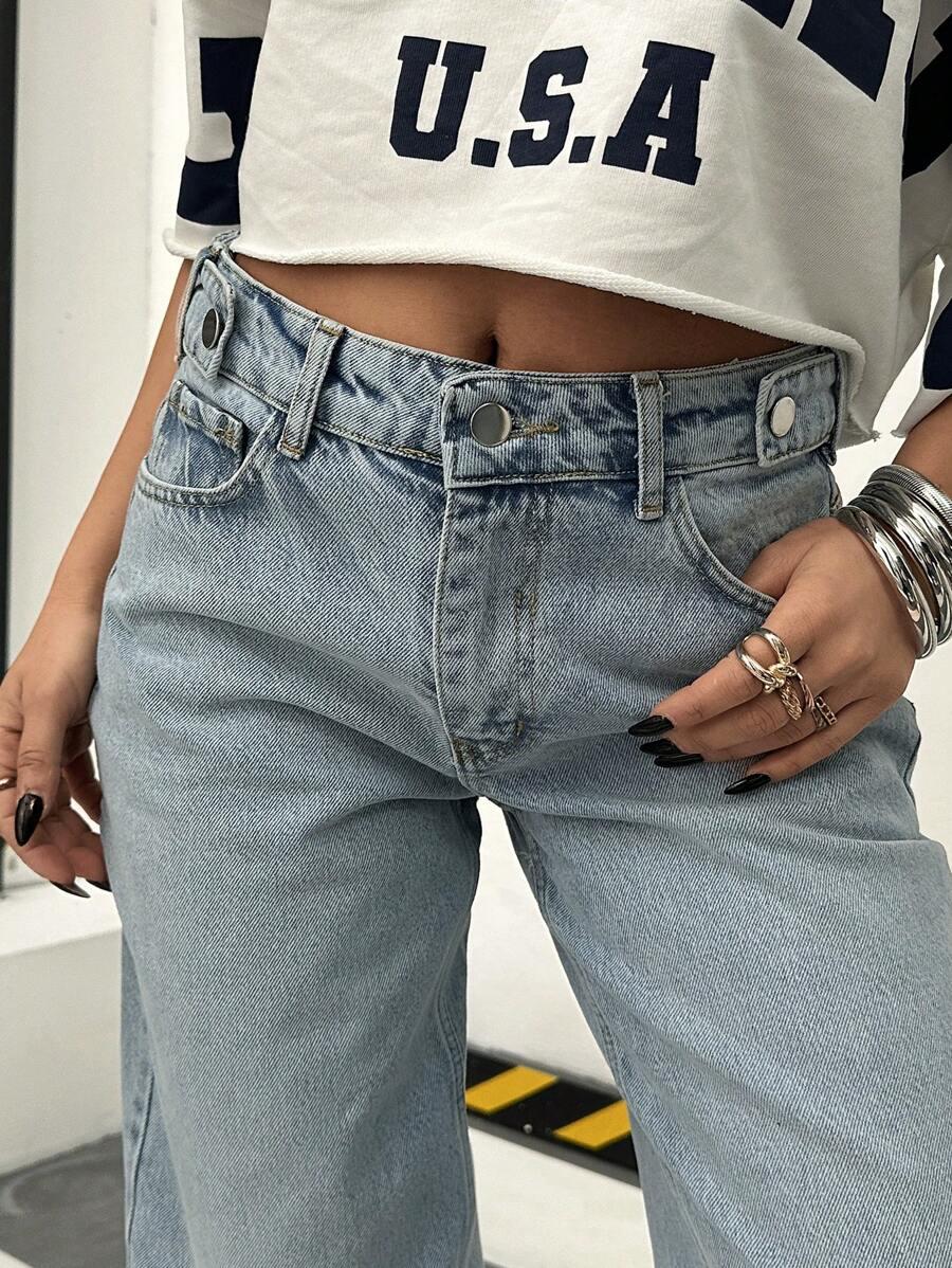 niebieskie spodnie jeans