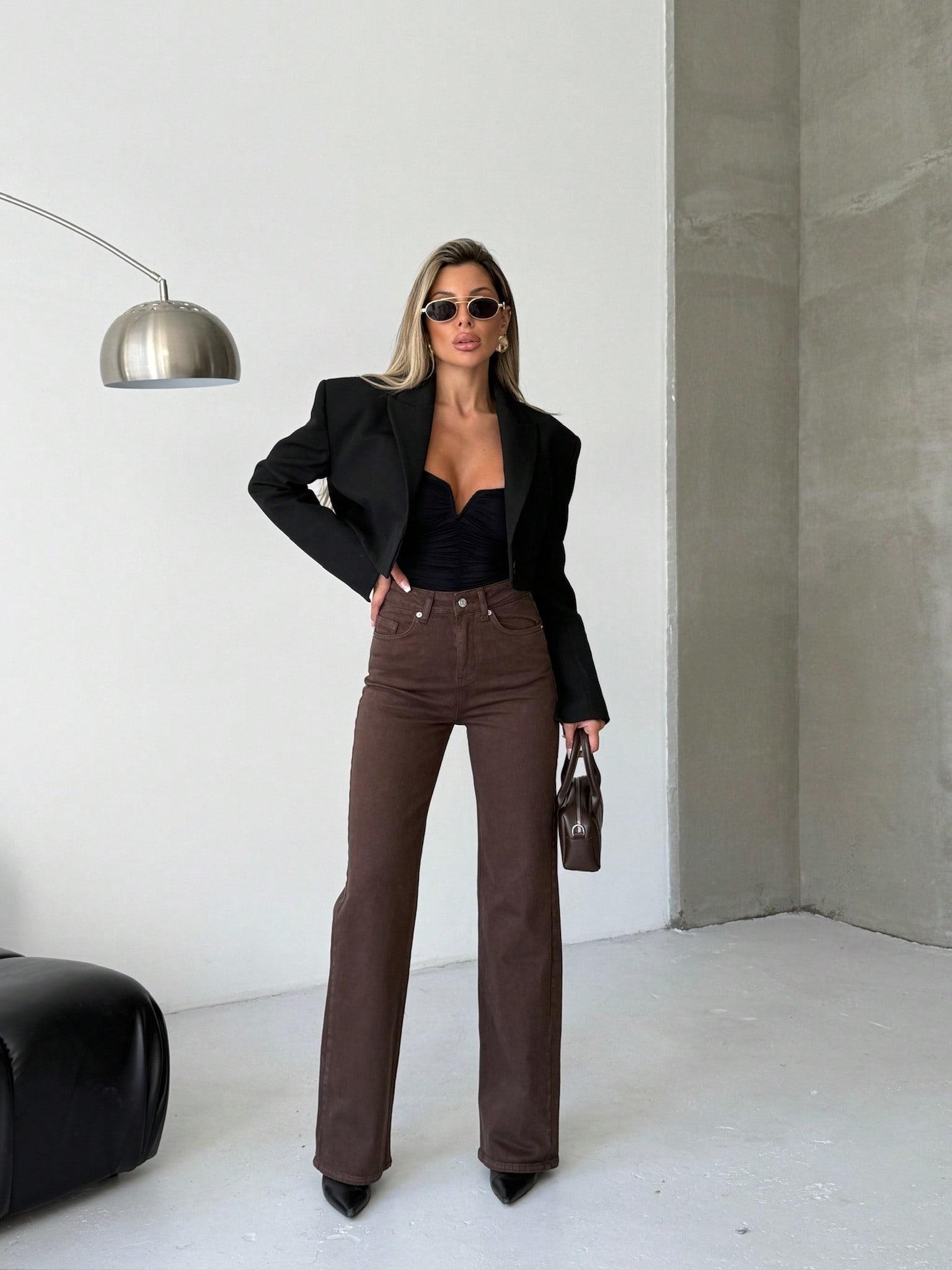 brązowe spodnie jeans 