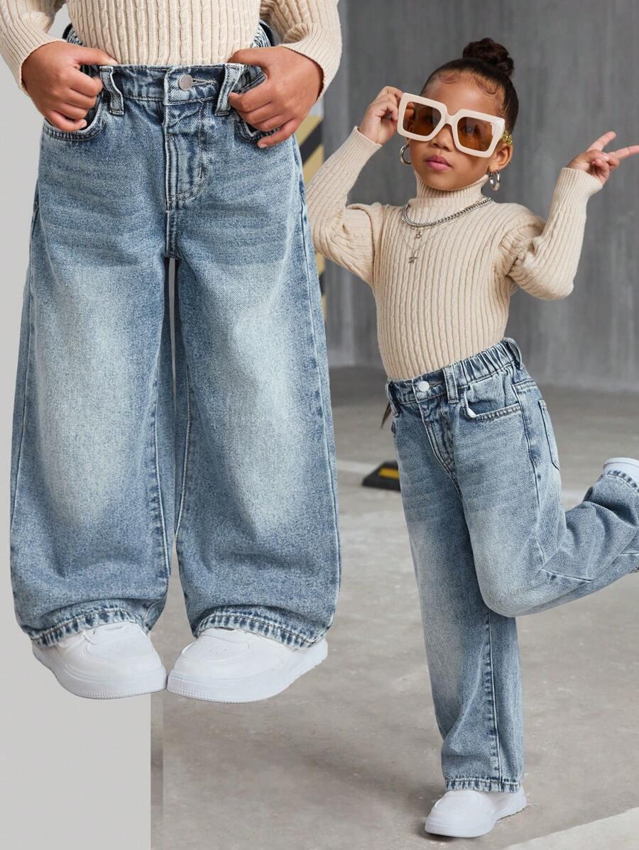 niebieskie spodnie jeans