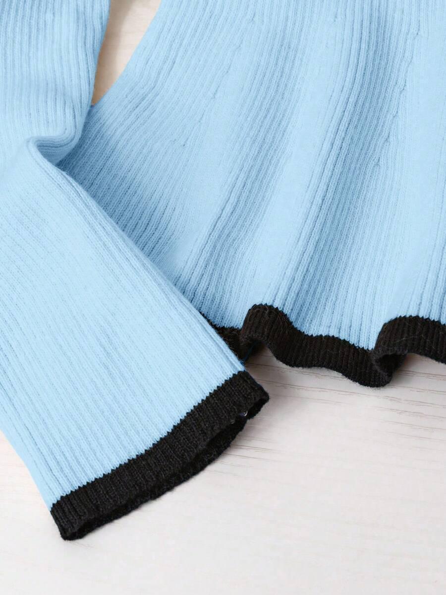 niebieski sweter kontrast