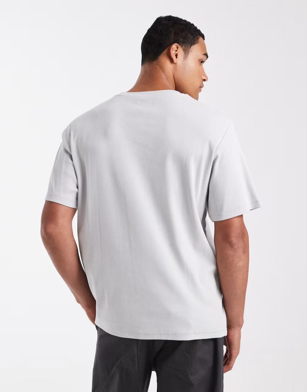 szary t-shirt okrągły dekolt