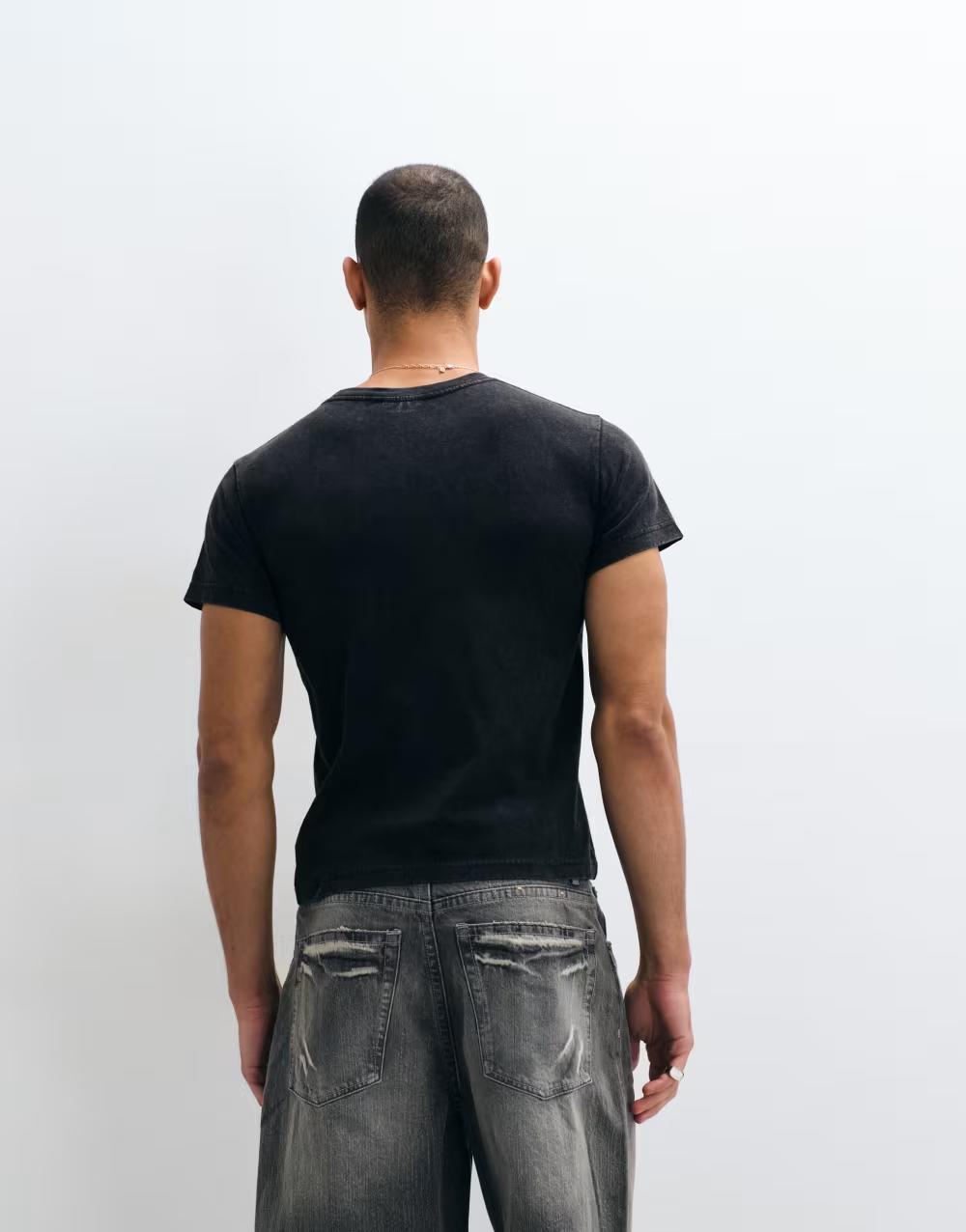 czarny t-shirt okrągły dekolt