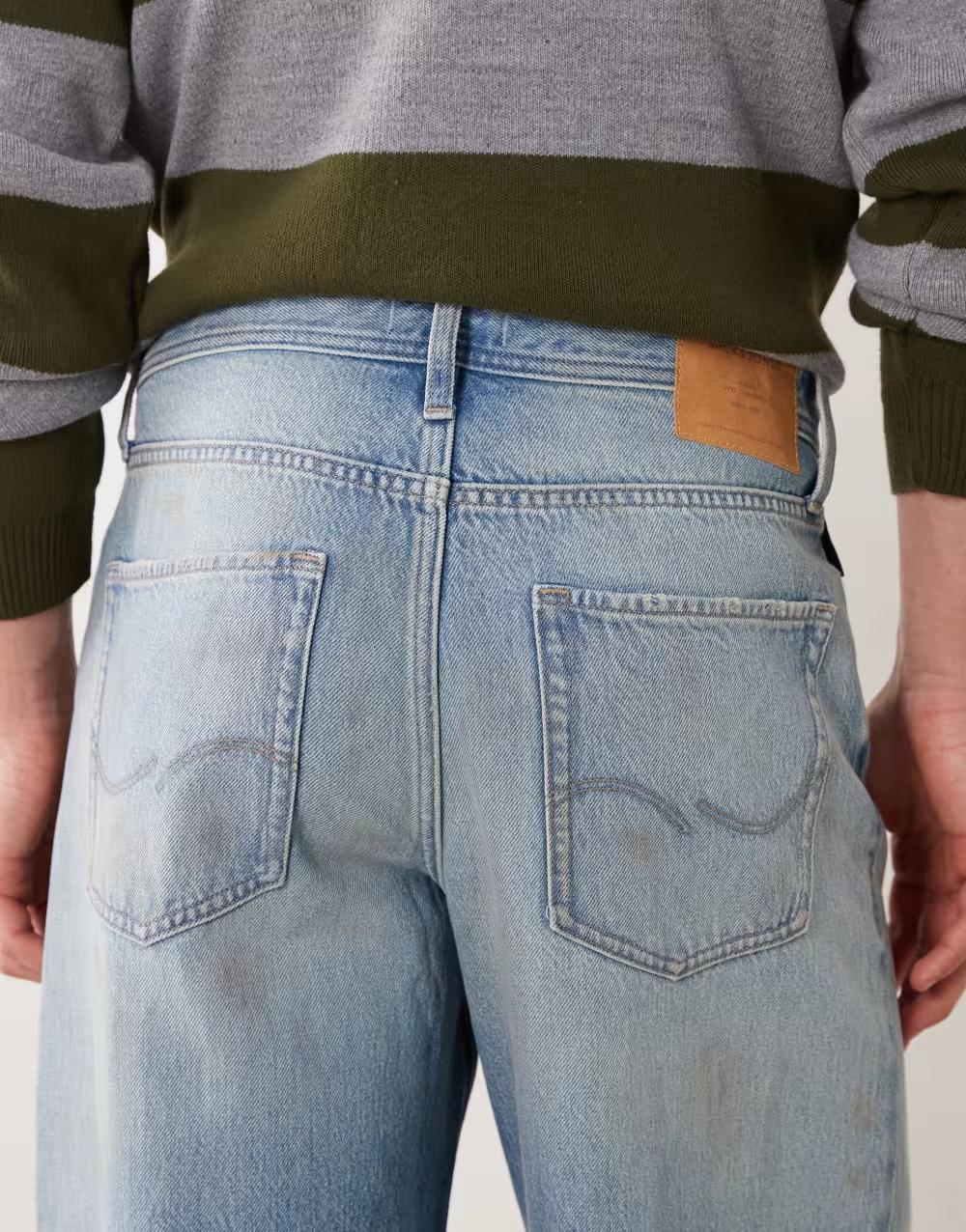 niebieskie jeansy guziki
