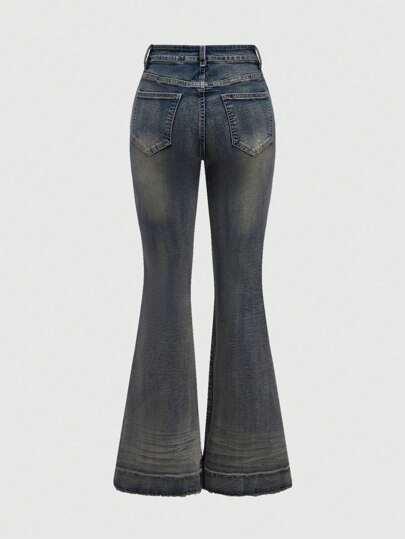 niebieskie spodnie jeans