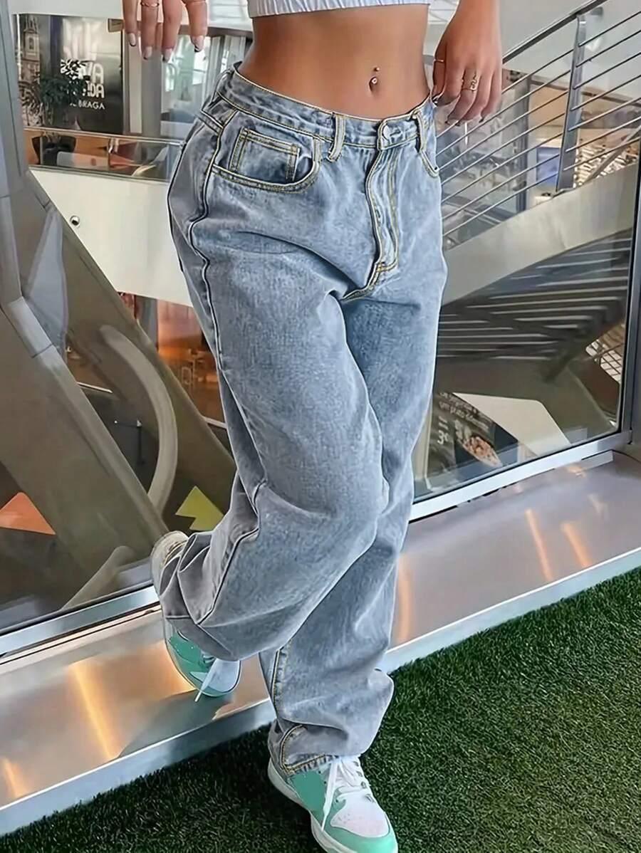 niebieskie spodnie jeans