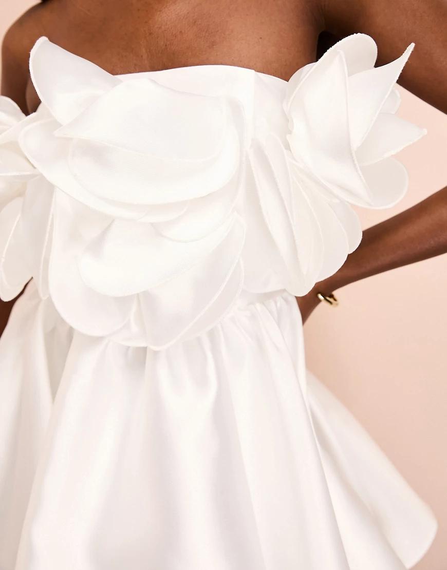 biała rozkloszowana mini sukienka bez rękawów kwiat 3d
