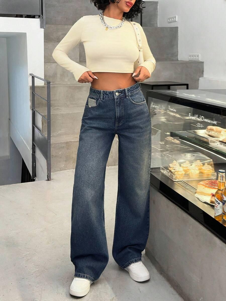 niebieskie spodnie jeans