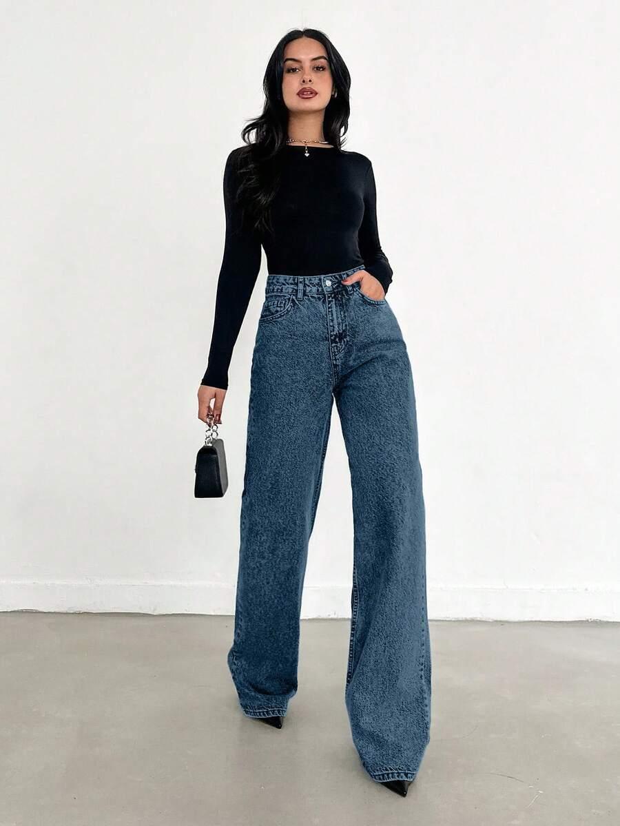 niebieskie spodnie jeans