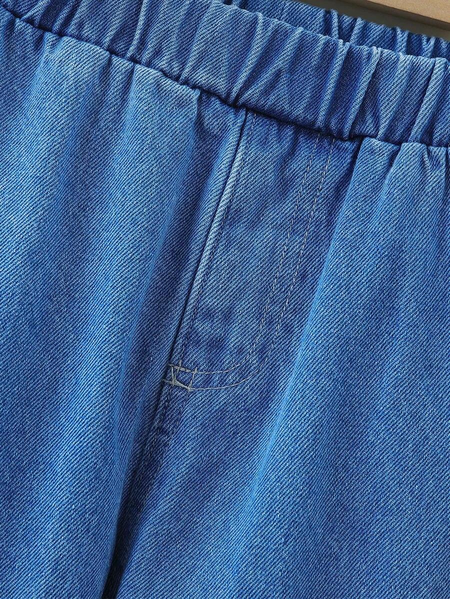 niebieskie spodnie jeans