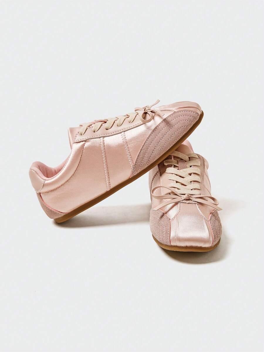 różowe sznurowane buty sportowe