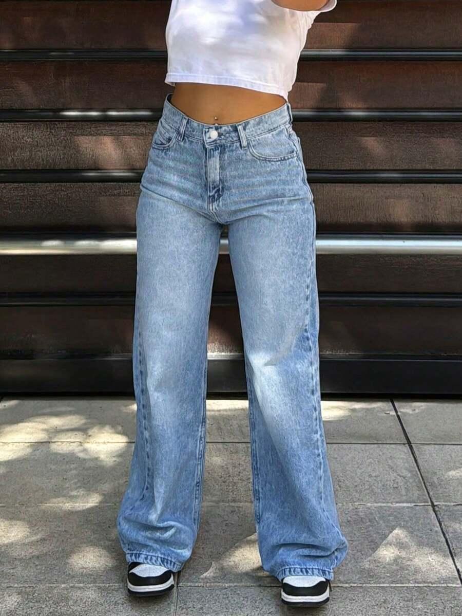 niebieskie spodnie jeans