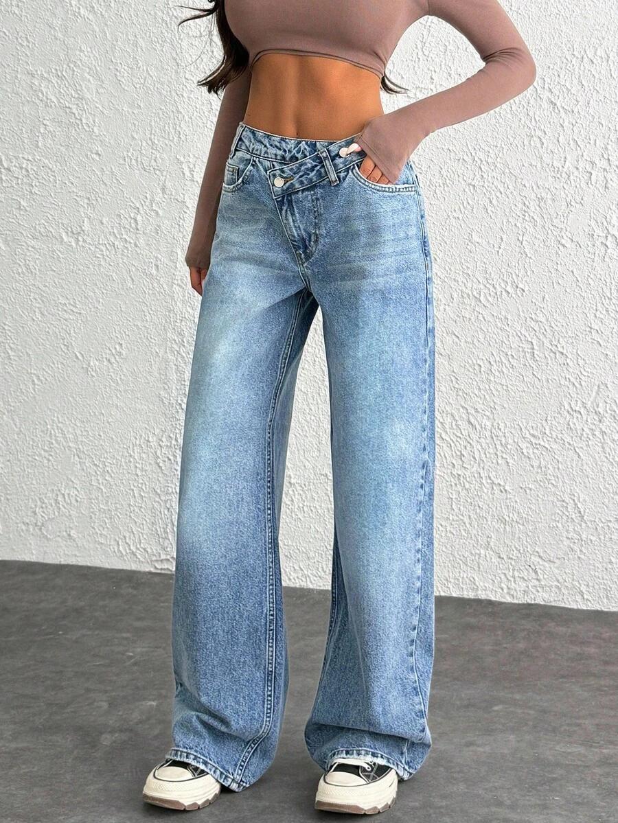 niebieskie spodnie jeans