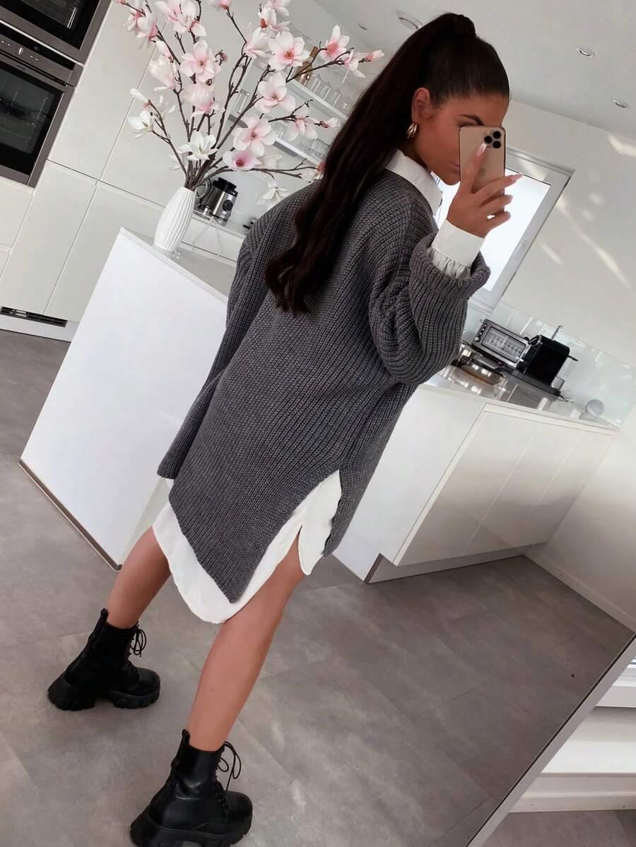 SWETER Z DZIANINY W JEDNOLITYM KOLORZE Z ROZCIĘCIEM 