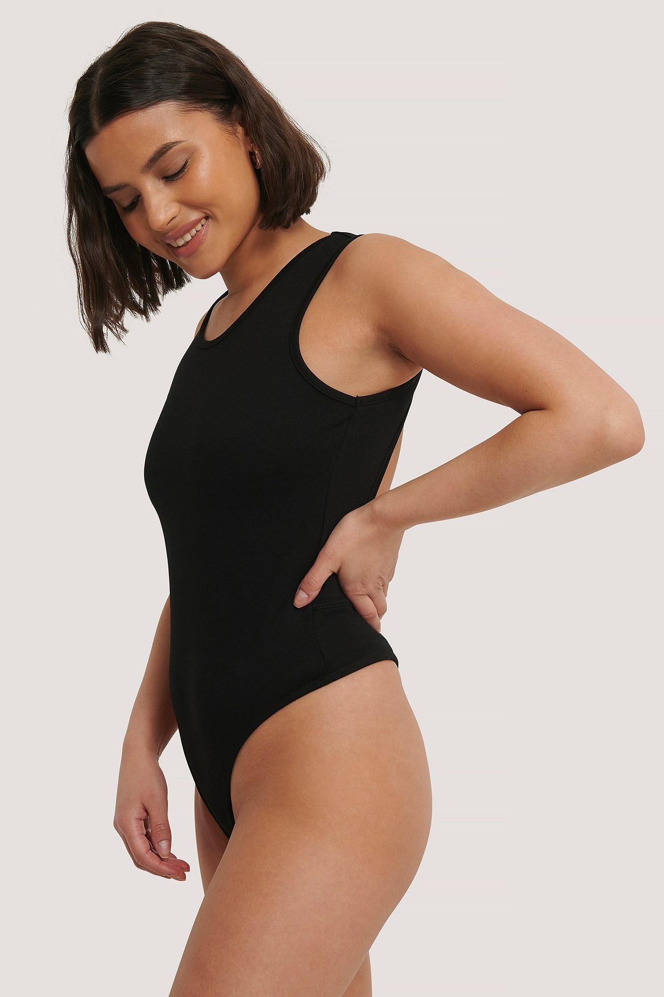 czarne body odkryte plecy