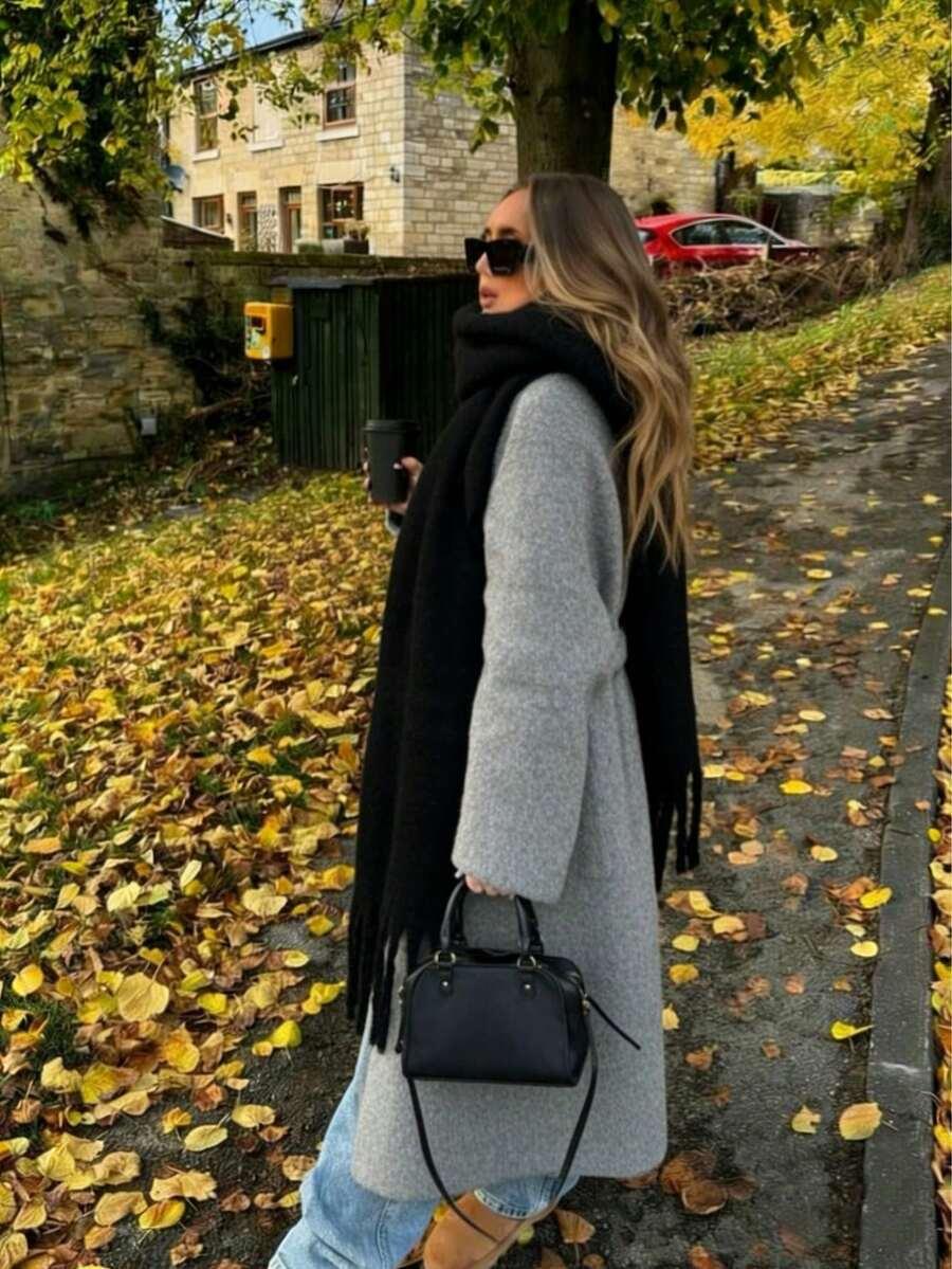 czarny szalik frędzle