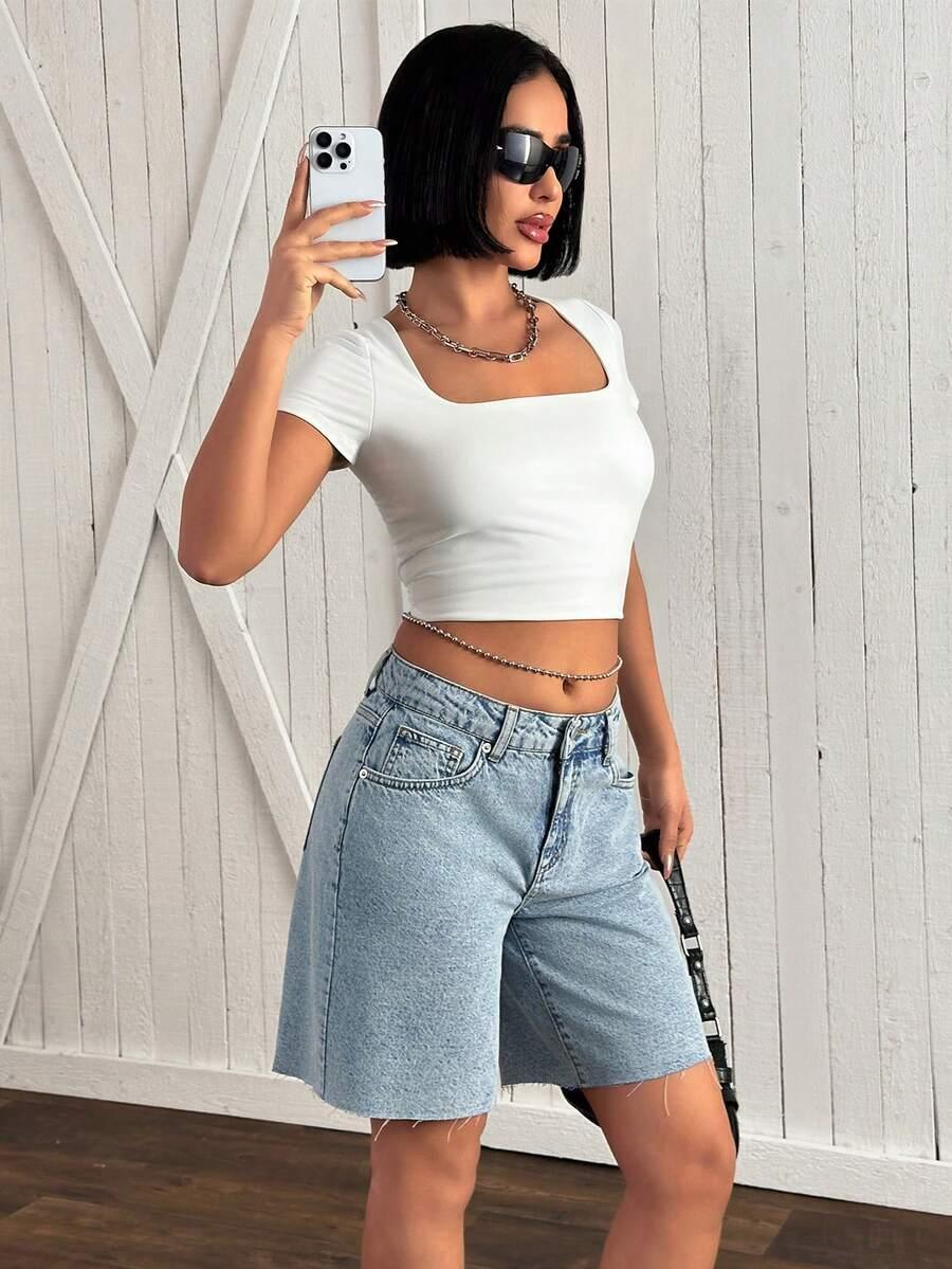 niebieskie spodenki jeans