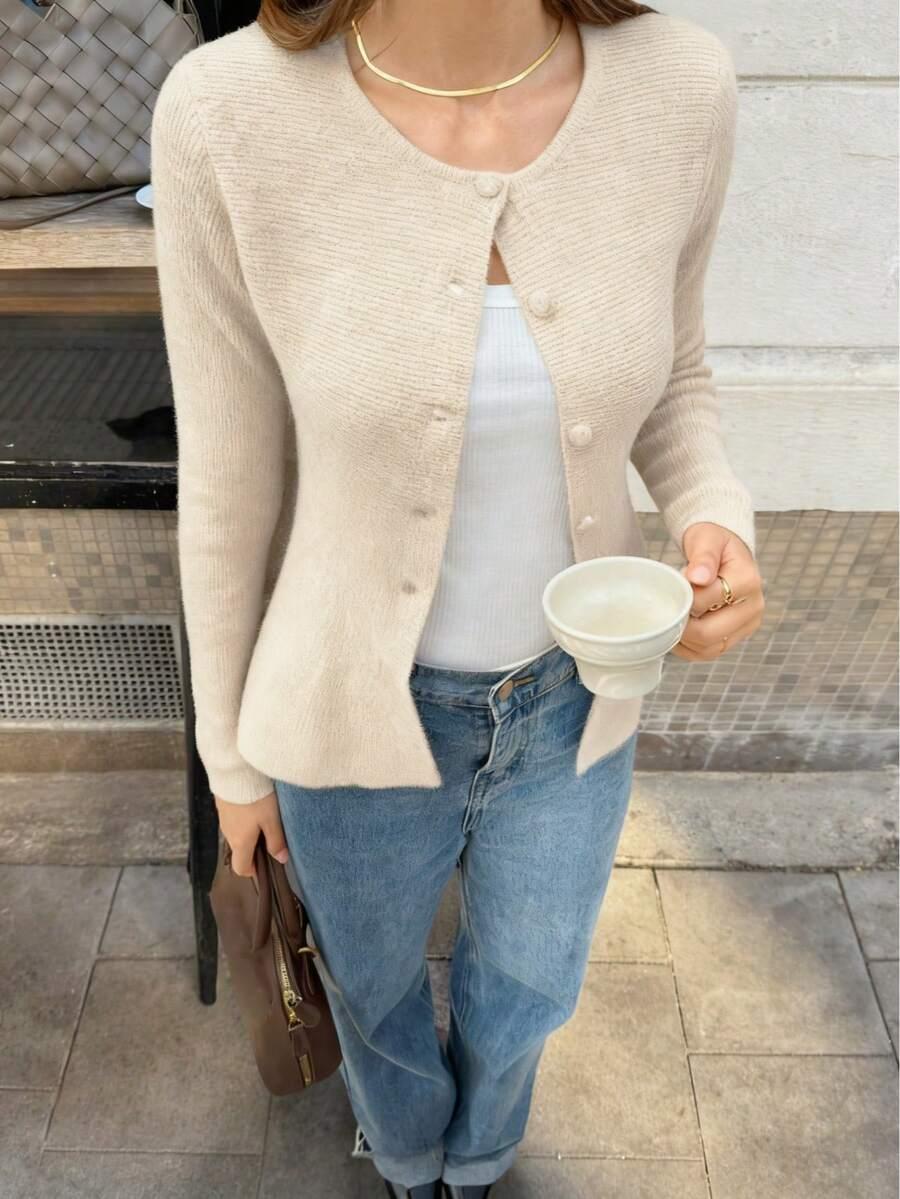 beżowy sweter guziki