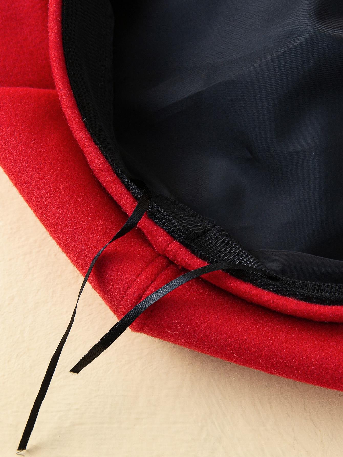 czerwony beret na głowę
