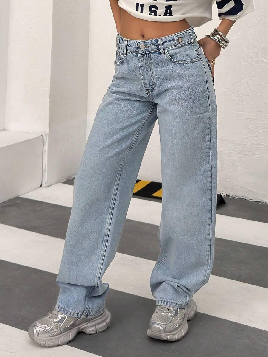 niebieskie spodnie jeans