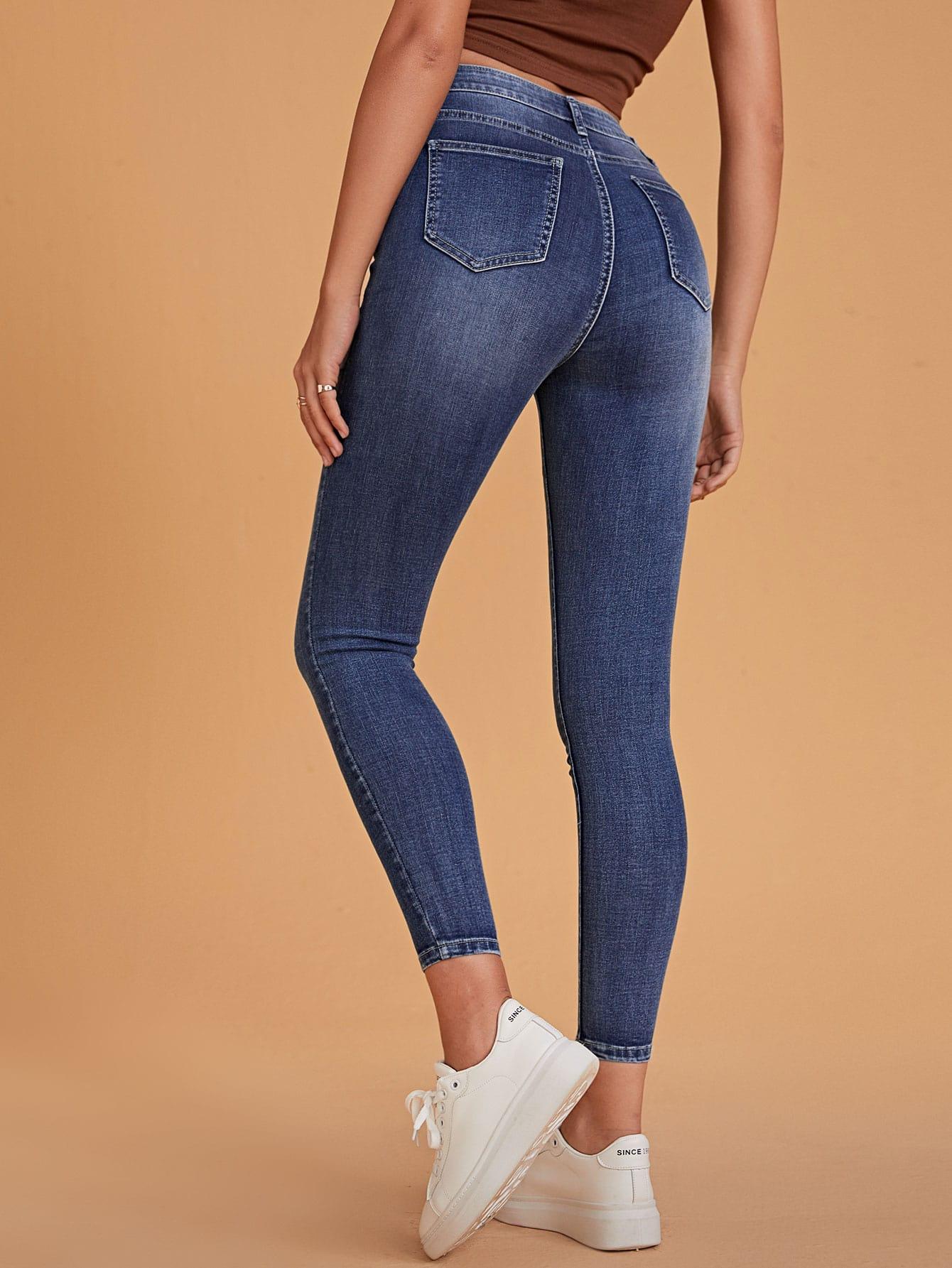 niebieskie spodnie jeans rurki