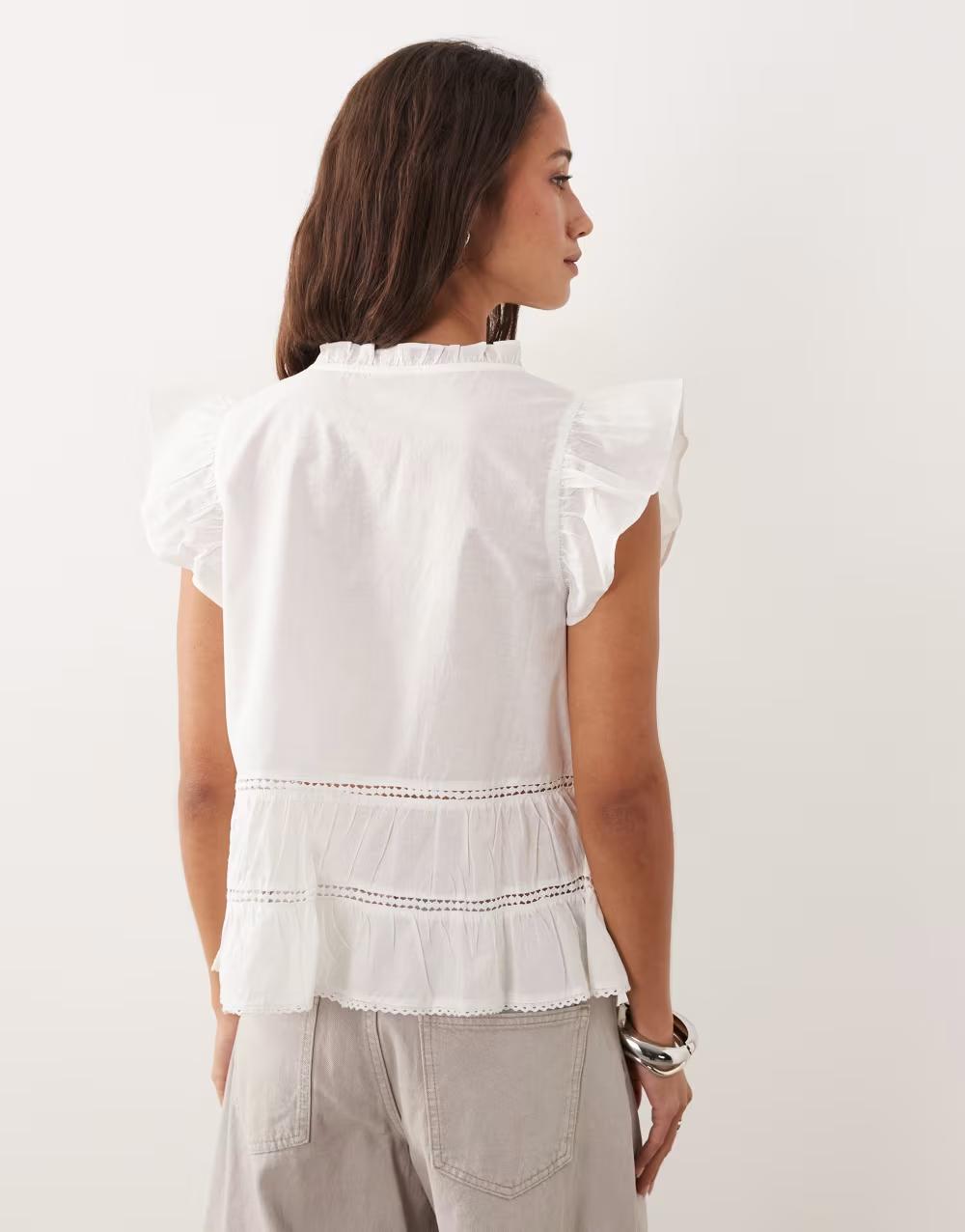 biała bluzka bez rękawów v-neck