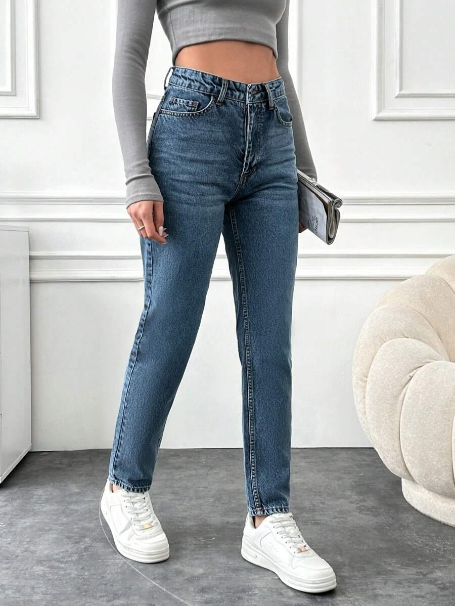 niebieskie spodnie jeans