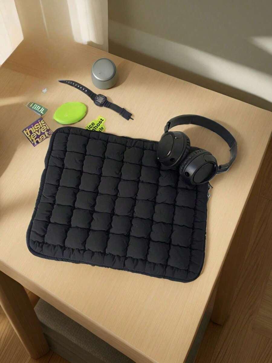 czarne etui na laptopa