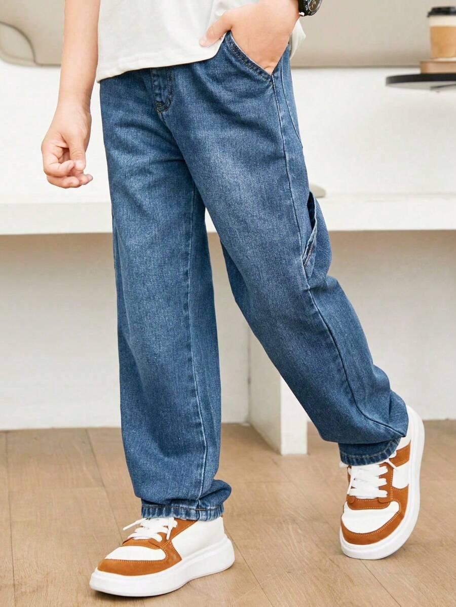 niebieskie spodnie jeansowe