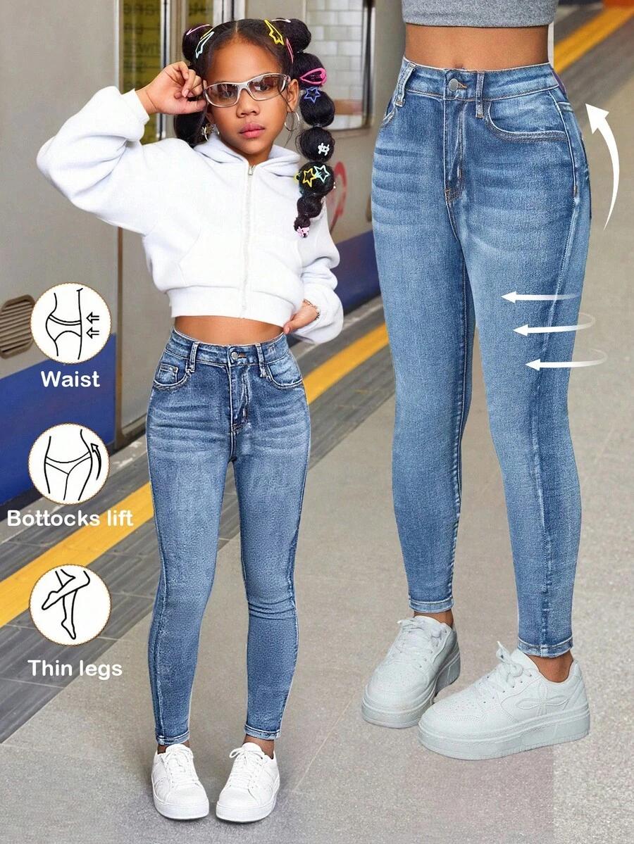 niebieskie spodnie jeans