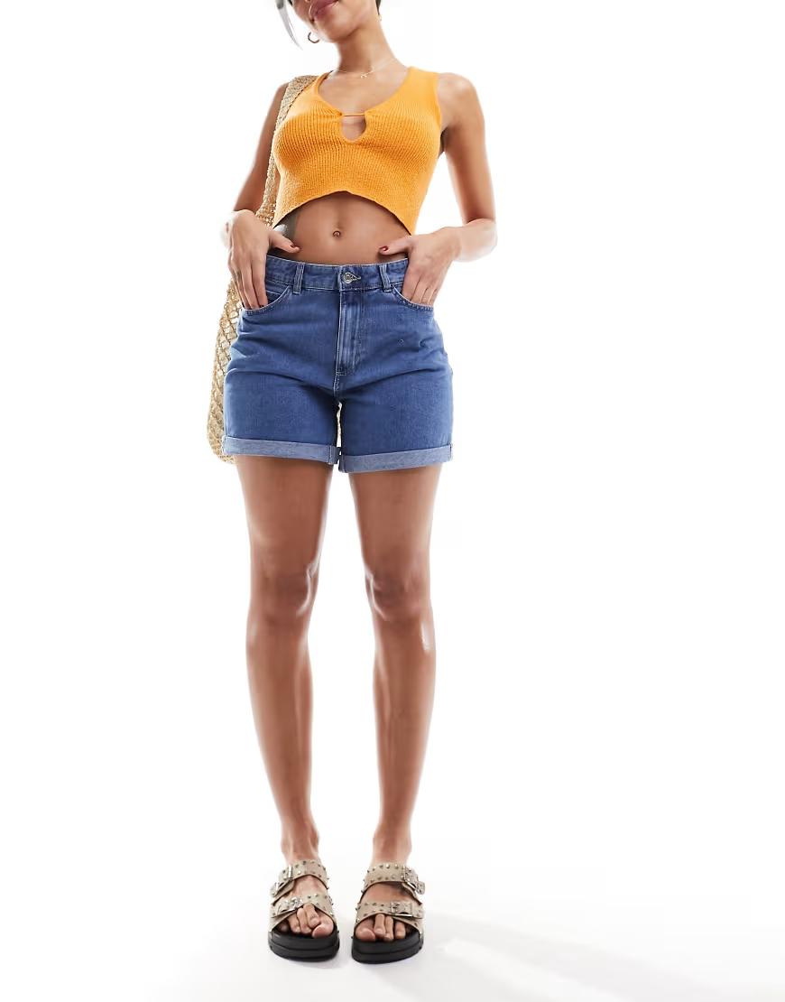 niebieskie krótkie spodenki jeans