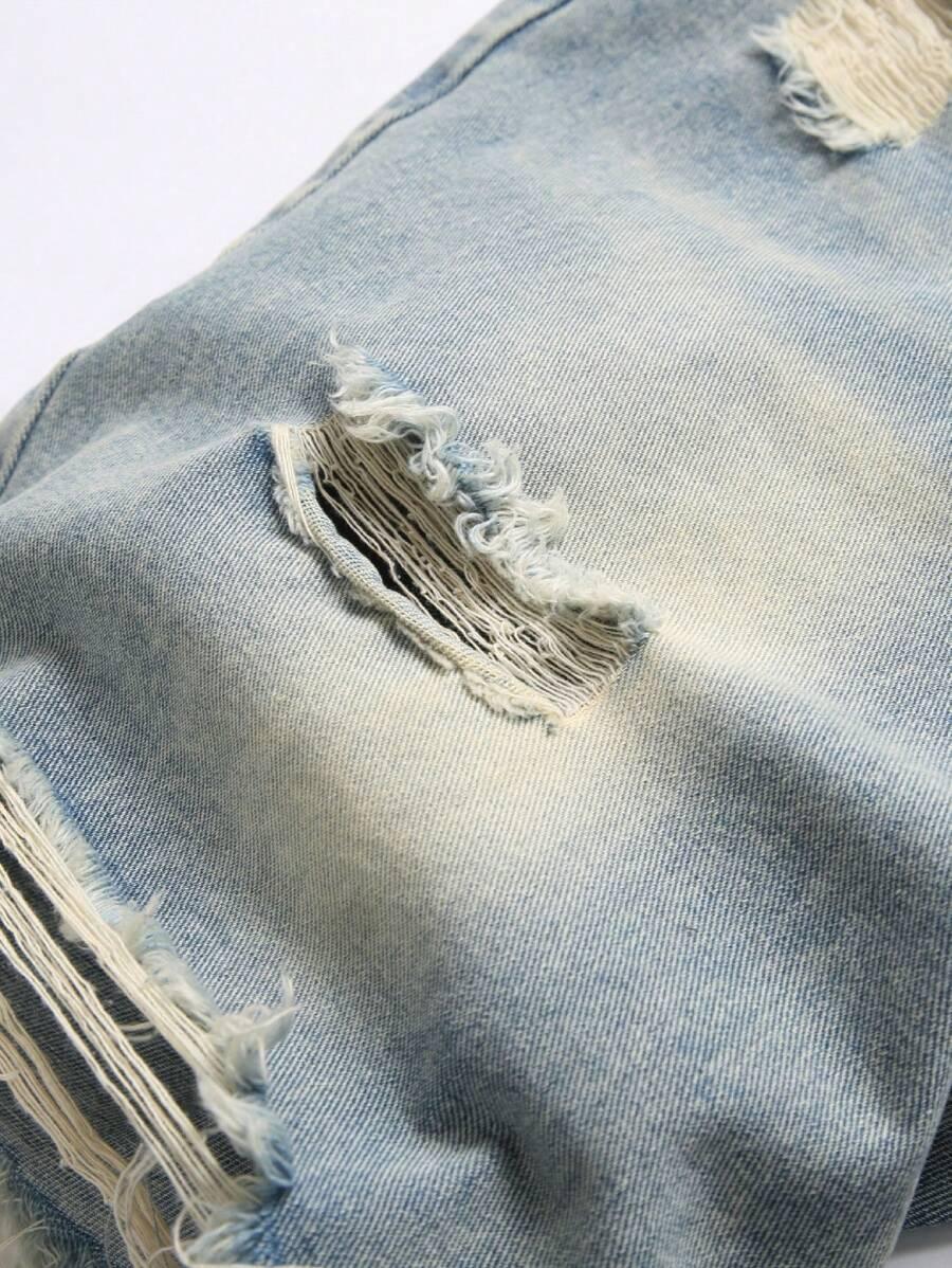 niebieskie spodenki jeans